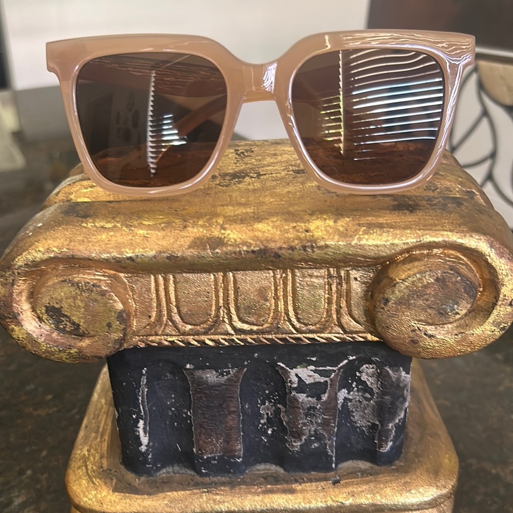 Unisex rectangular sunglasses **Free with purchase of $30 or more**
